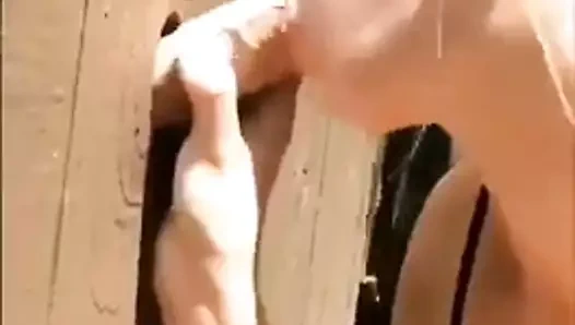 minik göğüsleri gösteriliyor