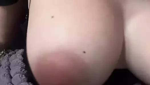 İtalyan büyük memeli orta yaşlı seksi kadın Artemisia büyük sulu göğüslerini teşhir ediyor ve senin için zıplatıyor yakın çekim