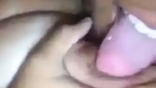 Kız kendi memesini emiyor