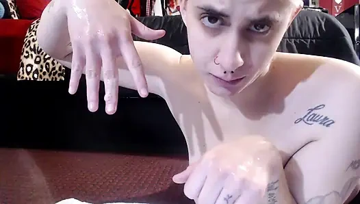 Tüküren eller tükürerek sırılsıklam