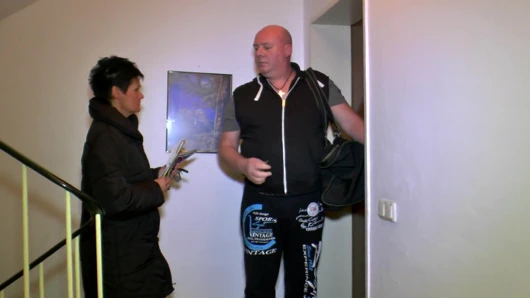 Seksi dövmeli olgun amcığını sert siktiriyor