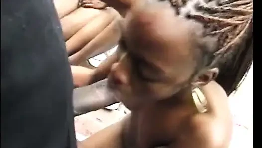 Birkaç güzel renkli yalnız hatun havuzun yanında üç siyah yarak alıyor