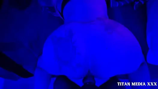 İri güzel orta yaşlı seksi kadın büyük zenci yarağını katlediyor ve yüzüne boşalma bakış açısı