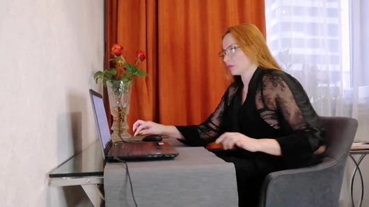 GÜZEL ORTA YAŞLı SEKSI KADıN PORNO IZLIYOR VE ÜVEY OĞLUNUN EVE GELMESINI BEKLIYOR