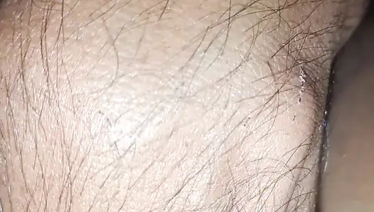 Hintli edepsiz büyük yarakla şımarık sikişiyor ve adam Hintli kızı ıslak amına sokacak eski pikap şemasını istismar ediyor