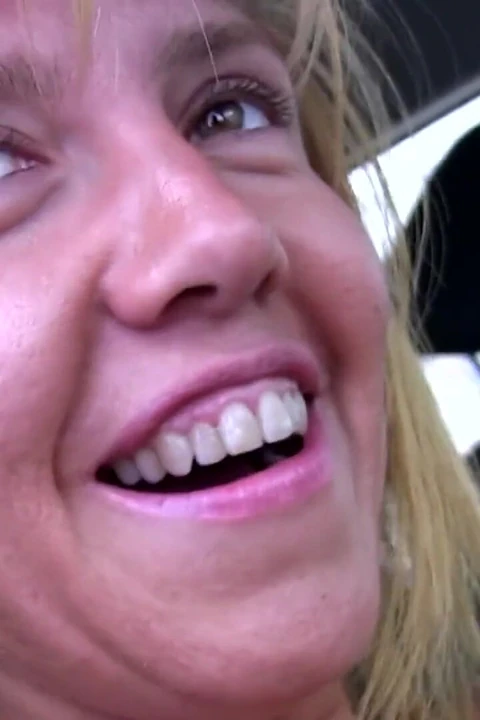 Милфа-блондинка наслаждается, пока хуище бурит ее тугую киску до камшота