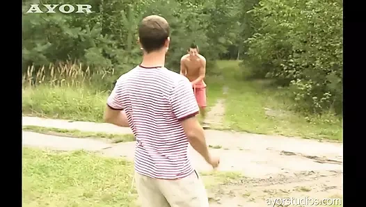 Azgın üçlü canavar yaraklı kankalarından faydalanıyor!