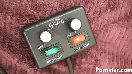 Amatör porno yıldızı Riley Jensen seks oyuncağına binmeyi seviyor