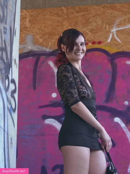 Jeny Smith açık havada götünü ve amını azdırıyor