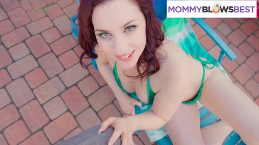 Muhteşem büyük memeli kızıl saçlı orta yaşlı seksi kadın havuz çocuğunu sikiyor