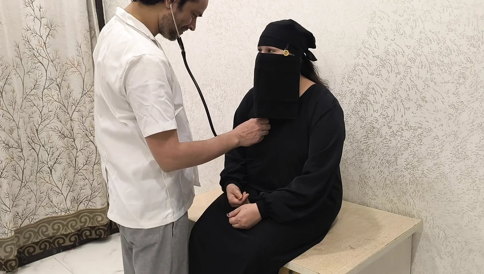Tesettürlü kadınlar doktorla sikişiyor