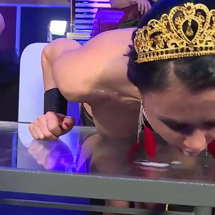 Aşık seksi kaltaklar için vahşi grup seks