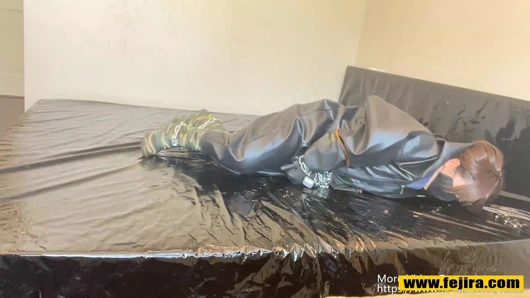 Bağlanacak zincirlere sahip Fejira com ağır hizmet tipi kauçuk giysiler