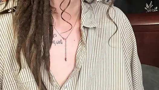 Annen sigara içme fetişini keşfetti ve fantezini gerçekleştiriyor