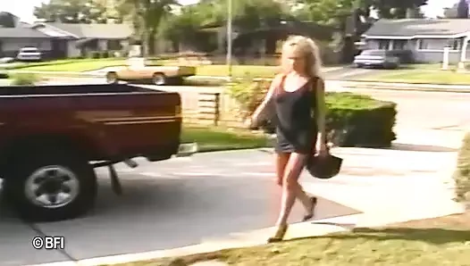 Köle kızlar kırbaçlamayı çok seviyor.