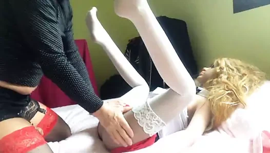 Doll Lya accueille ma bite cuisses ouvertes