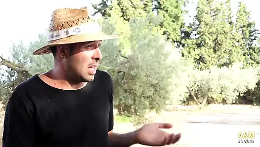 Büyük kavunlu kız karpuzların yanında sikişiyor!