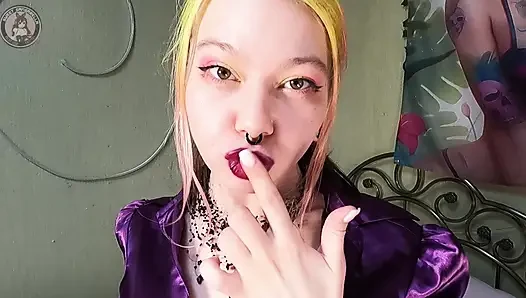 Sticky göğsünün her yerine kırmızı ruj öpüyor
