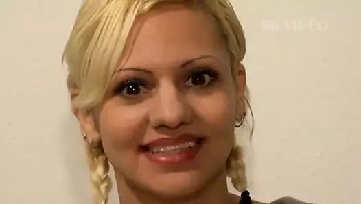 Bacaklarıyla sarışın orta yaşlı seksi kadın amını seks oyuncağıyla sikmek için 180 derece tuttu