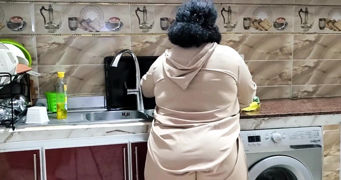 Mısırlı sharmota mutfakta amını ıslatıyor Arap büyük kadın