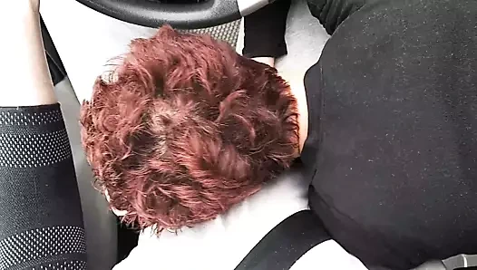 Une vieille salope de 50 ans me suce pendant que je conduis