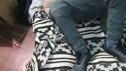 Montanolu kız yerdeki yatakla giyiniyor