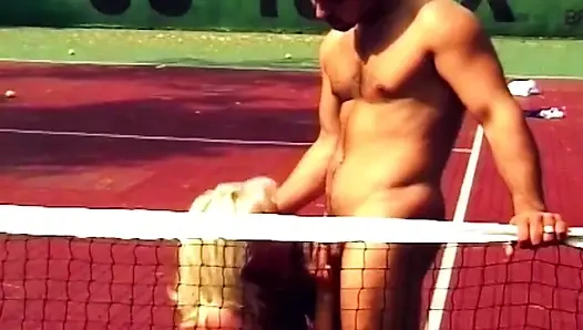 Sarışın yarak emiyor sonra tenis kortunda sikiliyor