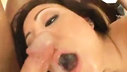 Bebeğim sikiliyorum ve bir sürü cum alıyor!