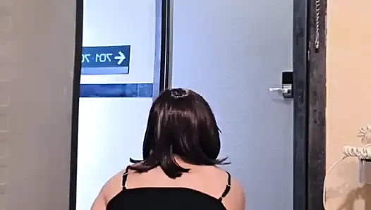 Tuzak Tingxuan'ın kapıyı açtığı ve anal seks için mastürbasyon yaptığı bir tuzak, birinin geçmesini beklerken
