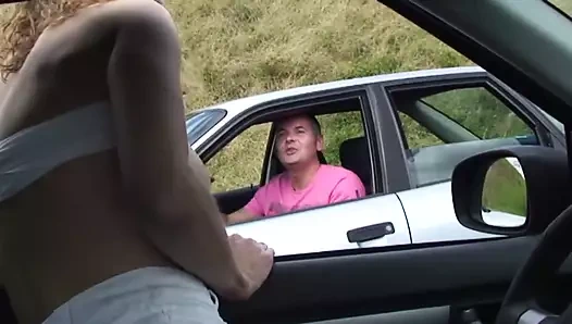 Azgın olgun kadın otoyol yakınında hızlı bir sikiş buldu