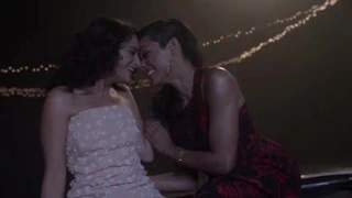 Rosario dawson, Jenny Slate'i öpüyor