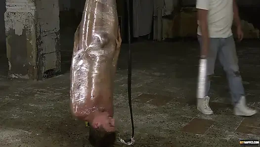 Bir parça et gibi asılı