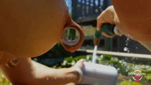 Nippleringlover - azgın milf açık havada çıplak, gerilmiş meme ucu ve kedi piercingini ve göt deliği yakın çekimini gösteriyor