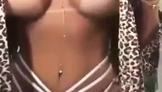 Sıcak göğüsler ile seksi kız