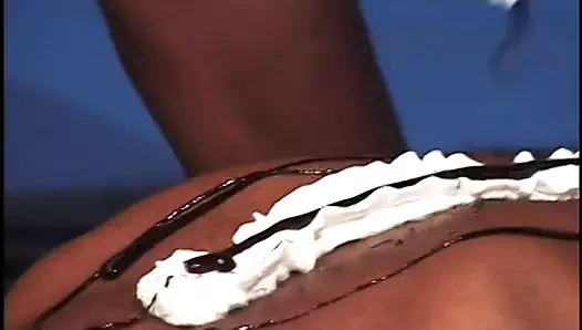 Iki çikolata cilt eşcinsel aşıklar sikme sensually üzerinde the zemin