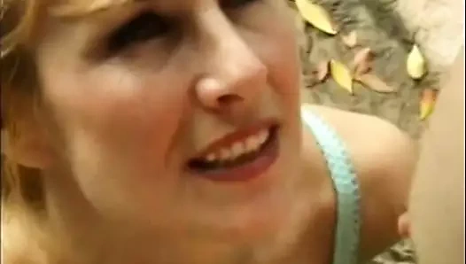 Seksi fahişe sakso çekiyor ve sıkı amını yalatıyor