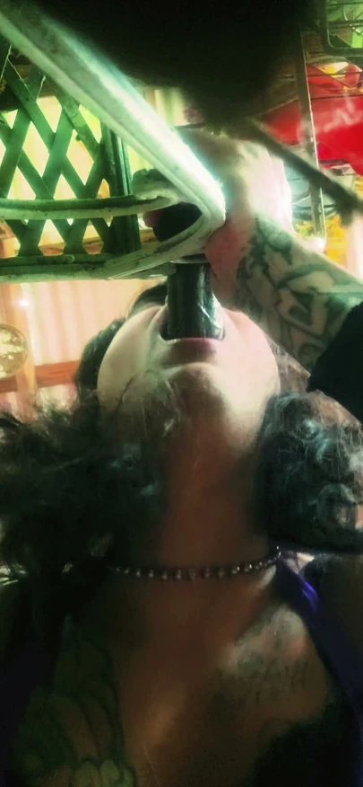 Sissy, BBC'ye sürünerek geliyor ve her santimini içine alıyor.
