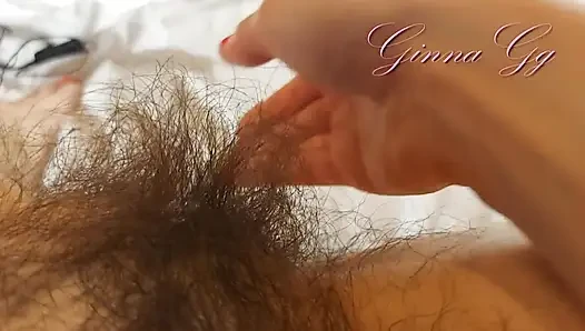 Son derece kıllı esmer parmak büyük dudaklı orta yaşlı seksi kadın ginnagg'ın amına mastürbasyon yapıyor