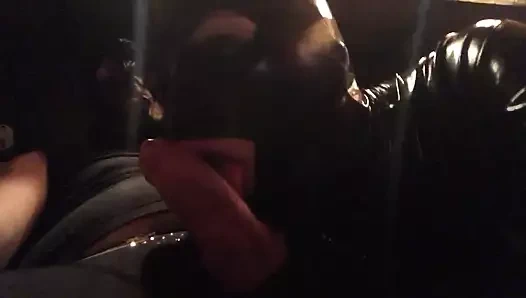 Lateks maskeli anal ateş, ustasının sıcak horozunu yiyip bitiriyor. 3. bölüm