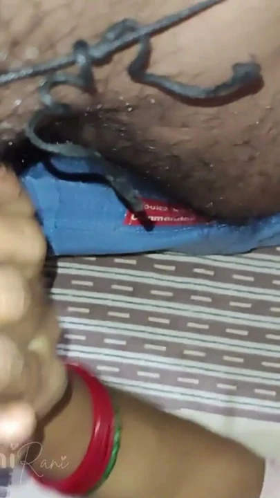 Hintli kadın tek başına amına mastürbasyon yapıyor, üvey erkek kardeş amını sikiyor | Klip 2