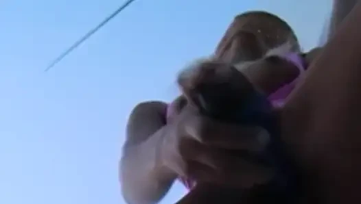 Esmer güzellik kendini tatmin ediyor