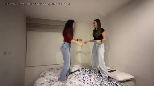 Yatakta Zıplamak Oynayarak Eğleniyoruz