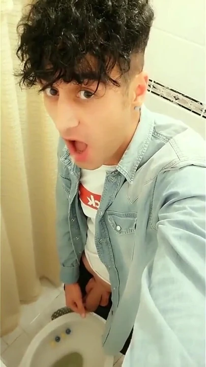 Twink'in kendi sidiği var, sidik içmek için elini kullanıyor
