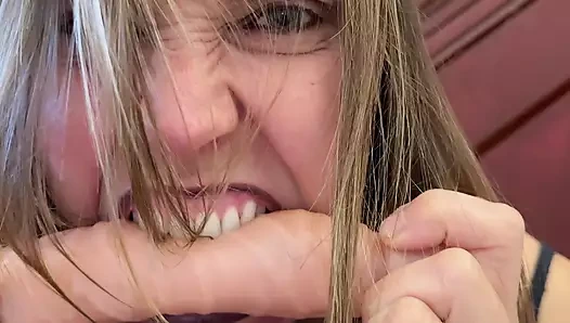 Vahşi dildo ısırıyor gnawing