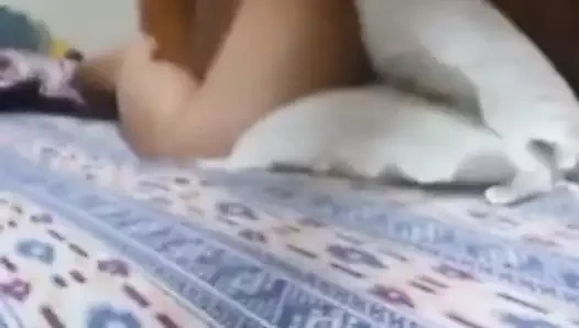 Kocası evde değilken evde yalnız karısı aldatıyor