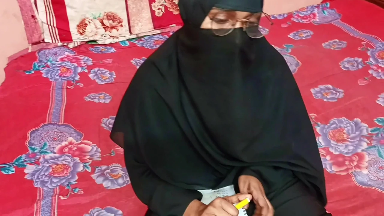 दीवानी छात्रा ने अपने टीचर के साथ सेक्स किया जब उसका घर खाली हो