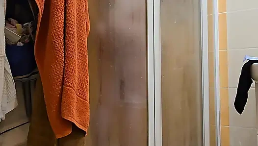 Büyük yumuşak doğal memeli ve büyük götlü sevimli iri güzel evli kadın duş alıyor