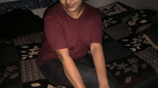 19 yaşındaki genç Bihari kız 55 yaşındaki şeker babacık tarafından sikiliyor