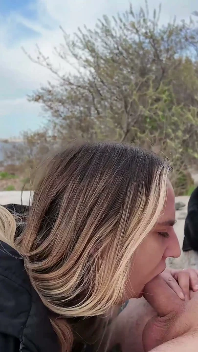 Azgın çift açık havada anal seksi seviyor