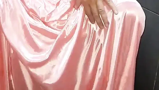 Saten ipeksi pembe uzun elbise giyerek mastürbasyon yapıyor